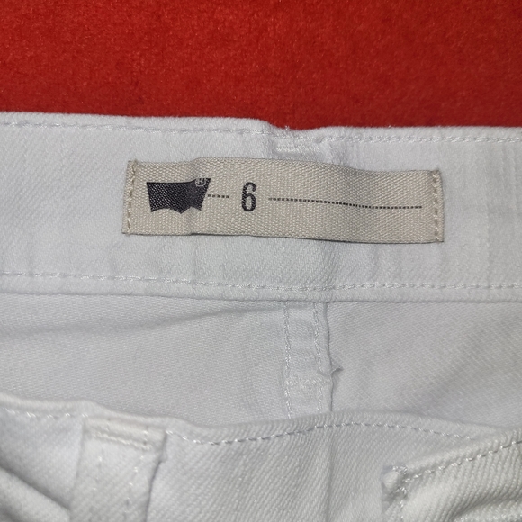 Women's Levi's white denim capris sz6 - Picture 2 of 5